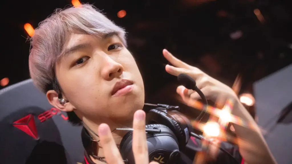 sscary posing for camera at valorant tournament